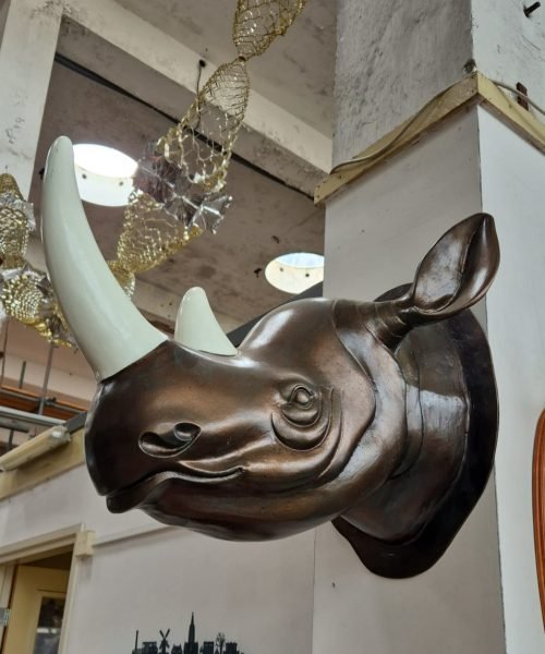 polyester-neushoorn-aan-de-wand